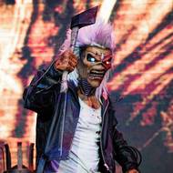 Maskot Eddie se na pódiu také objevoval 