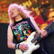 Kytarista Janick Gers si s chutí zahrál všechna sóla i riffy.