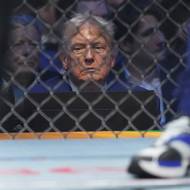 Donald Trump v první řadě přímo u klece. Podle některých fotografií se bavil, ale po sociálních sítích kolují i videa, kde jeho pozornost polevuje. 