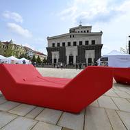 Nabízí k posezení několik druhů laviček, včetně těchto designových.