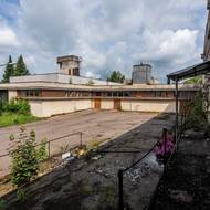 Areál v Seči je obrovský, část je využívána jako sanatorium, ale většina je bez péče.
