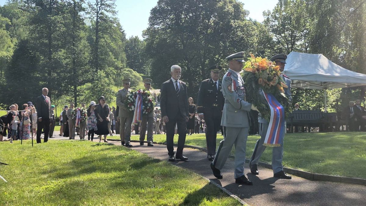 Nevěřme, že žití v míru a dostatku musí být stále, řekl Pavel na pietě za Ležáky