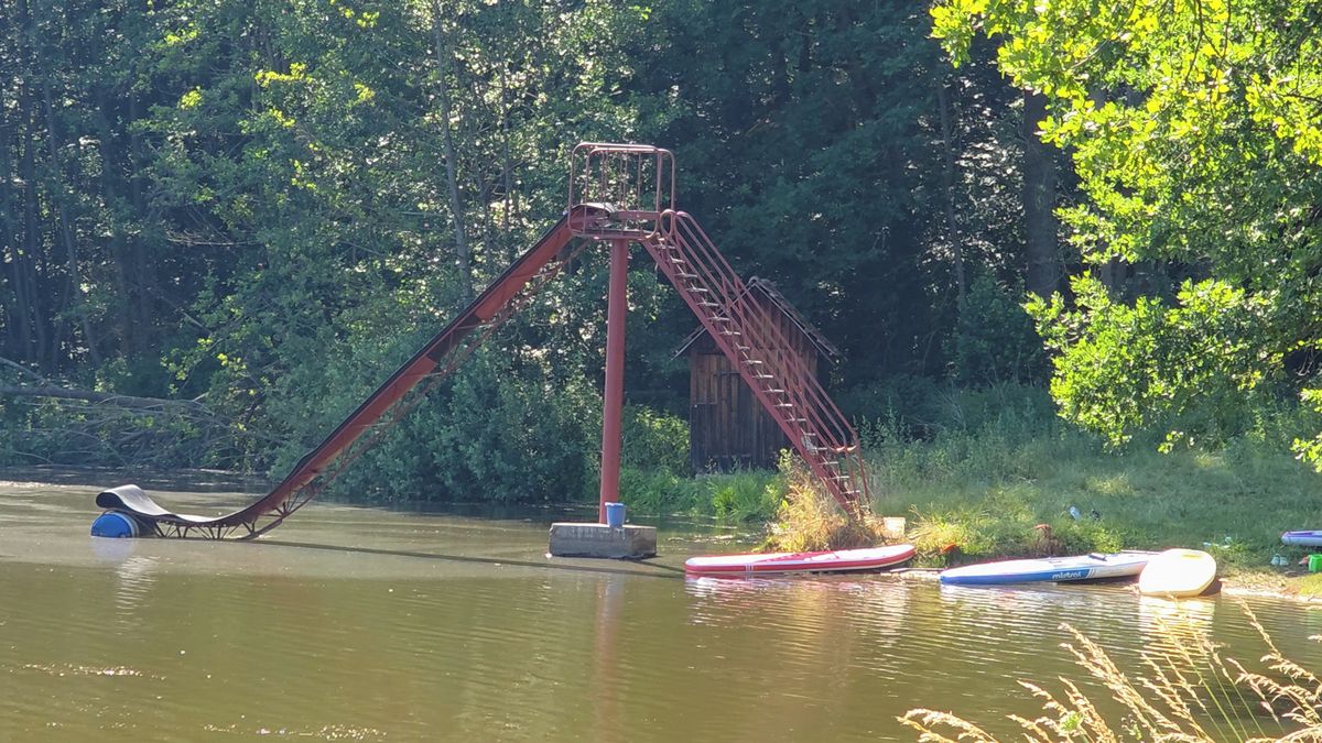 Dítě na Strakonicku spadlo z paddleboardu do vody. Resuscitovali ho desítky minut