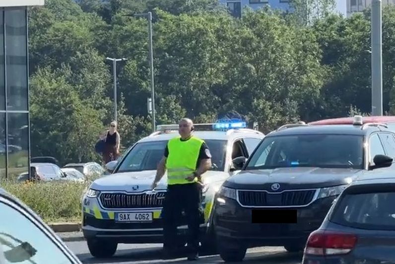 Řidič BMW srazil seniora v Praze, oživování už nepomohlo
