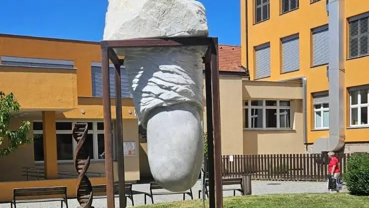 Kapka vody nebo pánské přirození? Socha v Plané nad Lužnicí u školy pobuřuje místní