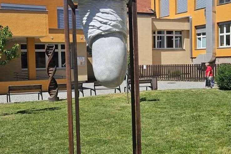 Kapka vody nebo pánské přirození? Socha v Plané nad Lužnicí u školy pobuřuje místní
