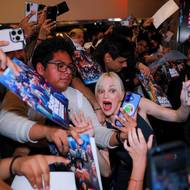 Anna Farisová v obležení mexických fanoušků