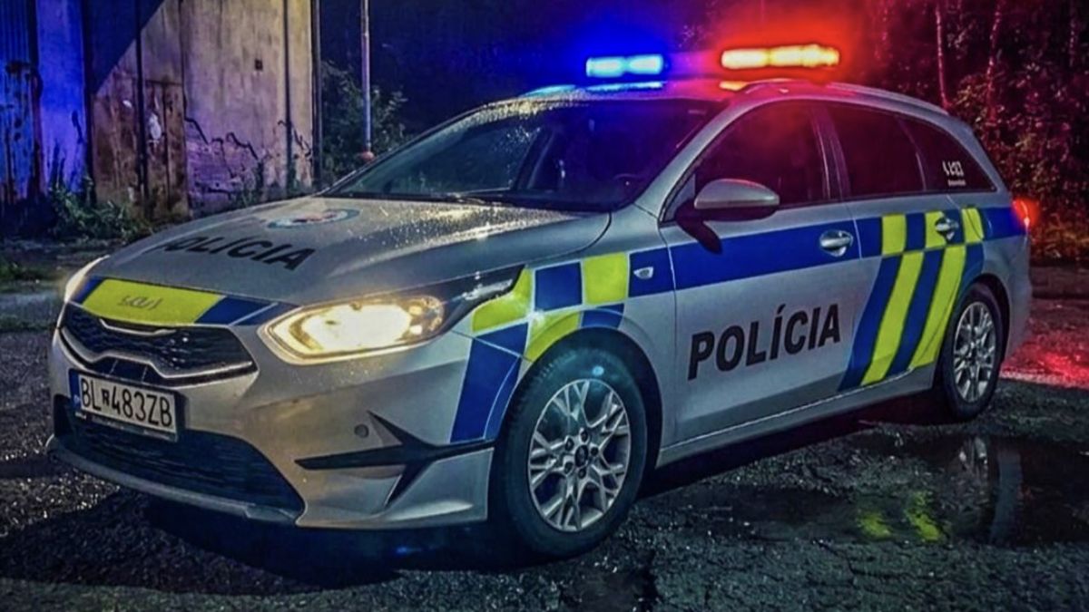 Drama na Slovensku. Mladistvá držela dítě hlavou dolů z balkonu a hrozila, že ho pustí