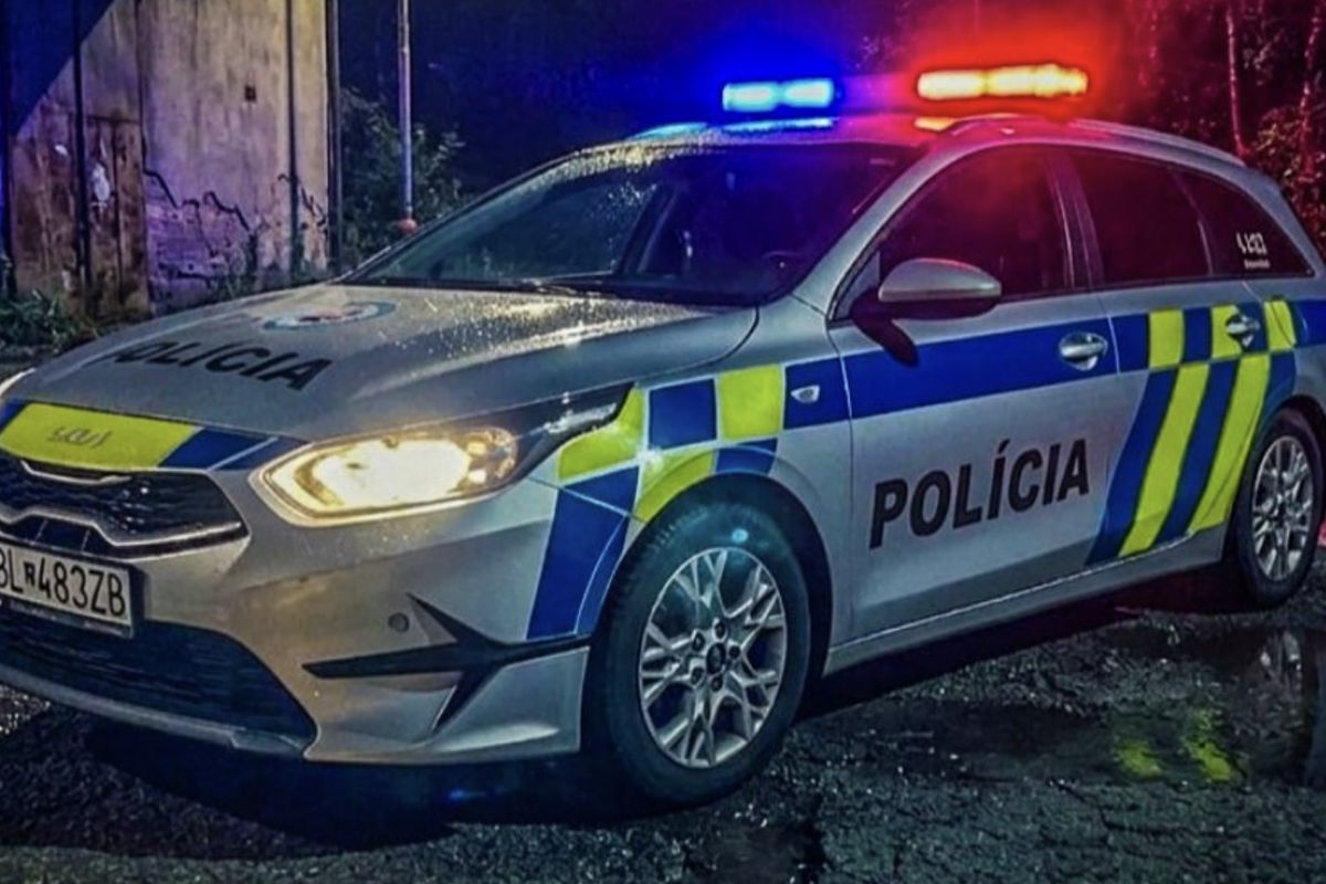 Drama na Slovensku. Mladistvá držela dítě hlavou dolů z balkonu a hrozila, že ho pustí