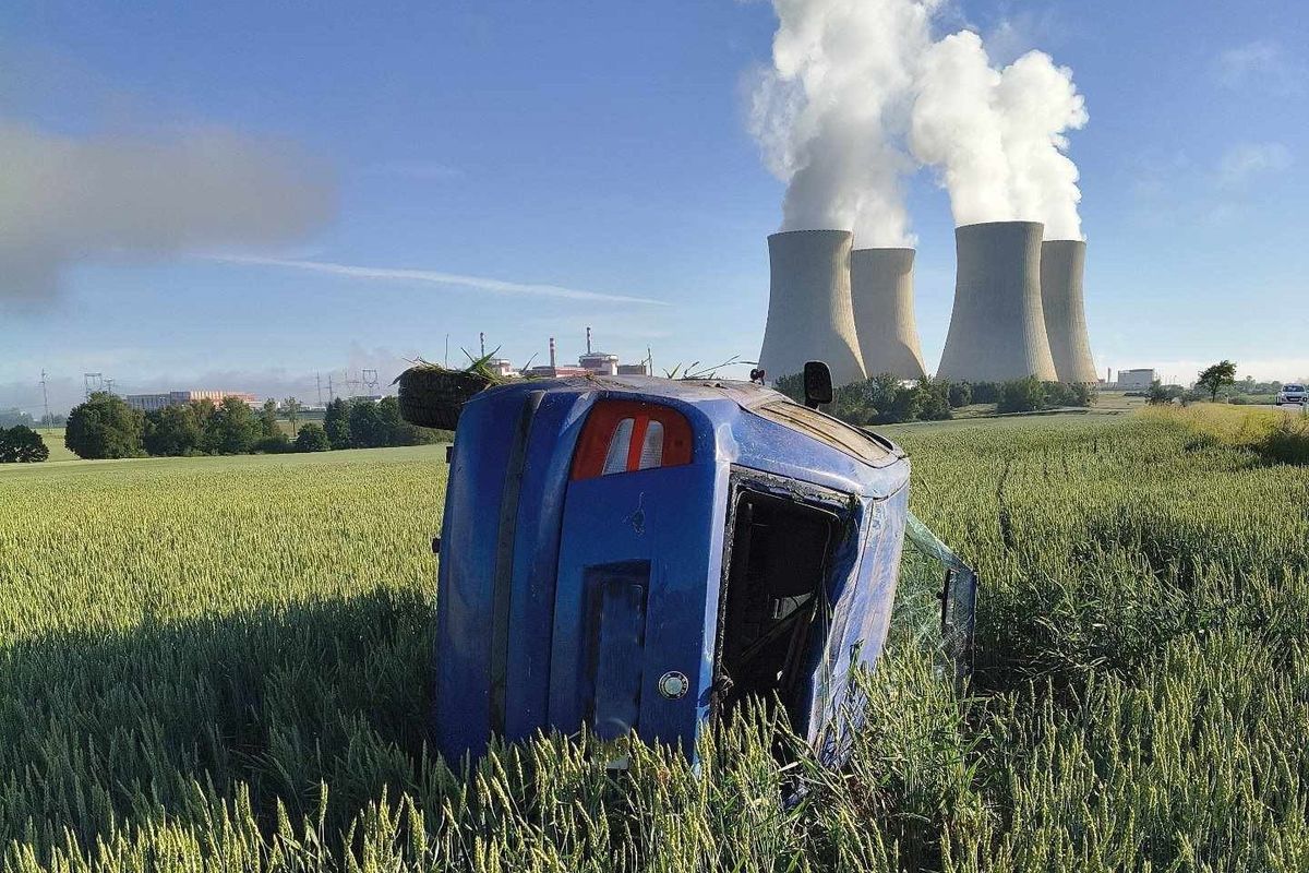 Mladík s fabií vyletěl u jaderné elektrárny Temelín ze silnice a po kotrmelcích skončil v poli 