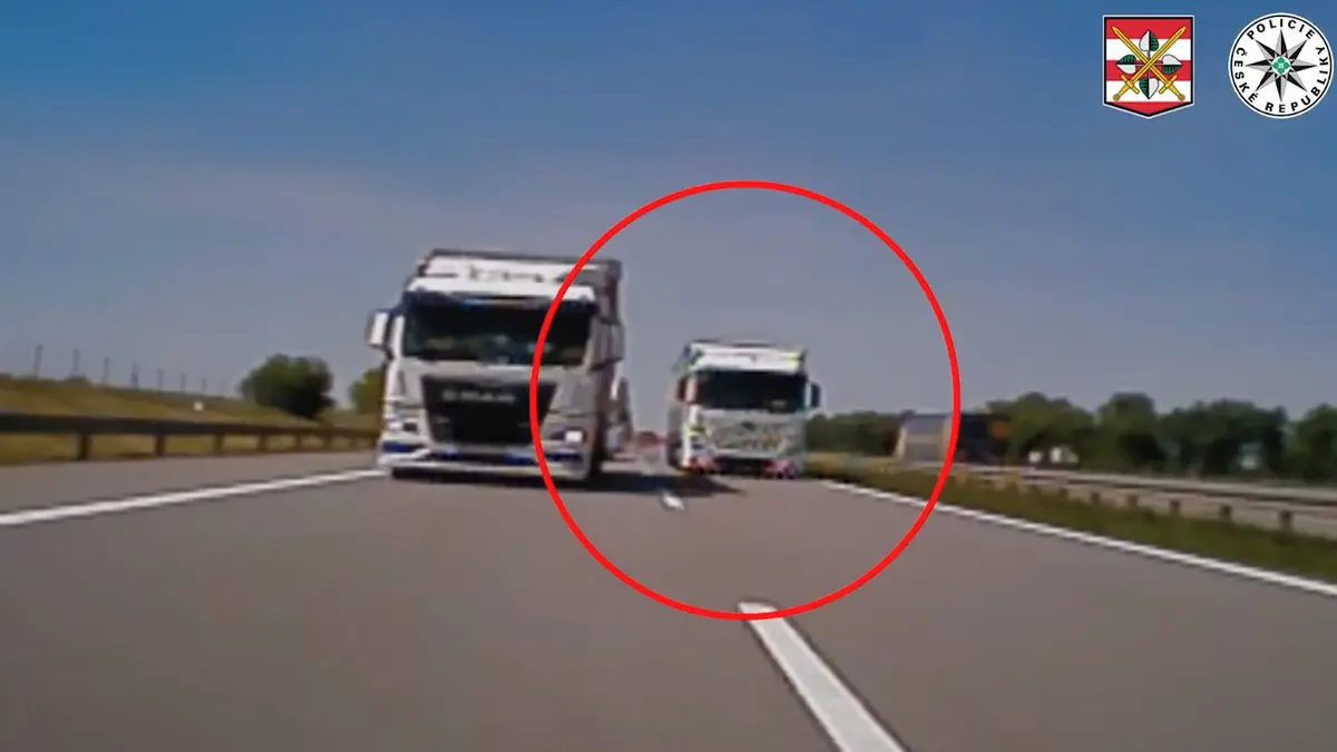 Komedie na D2: Policista zastavoval kamion kvůli nedovolenému předjíždění, v tu chvíli ho začal stejně předjíždět další