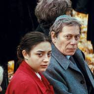Simon (Mathieu Amalric) a Valérie (Luàna Bajrami) činí Lilian odpovědnou ze smrti Pauly.