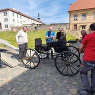 Snímek ze stěhování kočárů do nové expozice