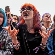 Barvy jsou na Rock for People všude. I na vlasech.
