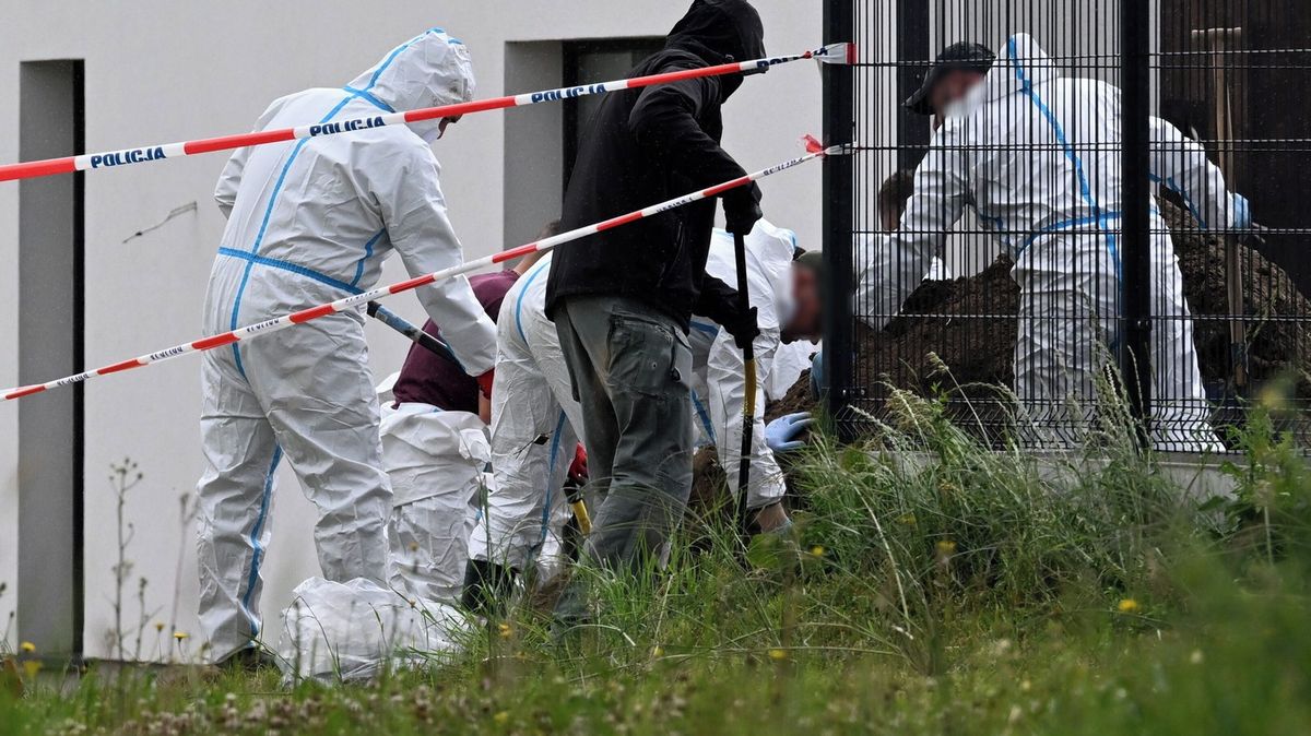 Polský pár našel pod cestou k novému domu ostatky 29 nenarozených dětí