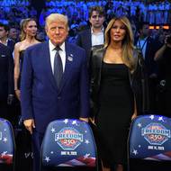 Oslavenec. Donald Trump měl v neděli 80. narozeniny, slavilo se přímo v Bílém domě. Zároveň se připomínalo 250 let americké nezávislosti. 