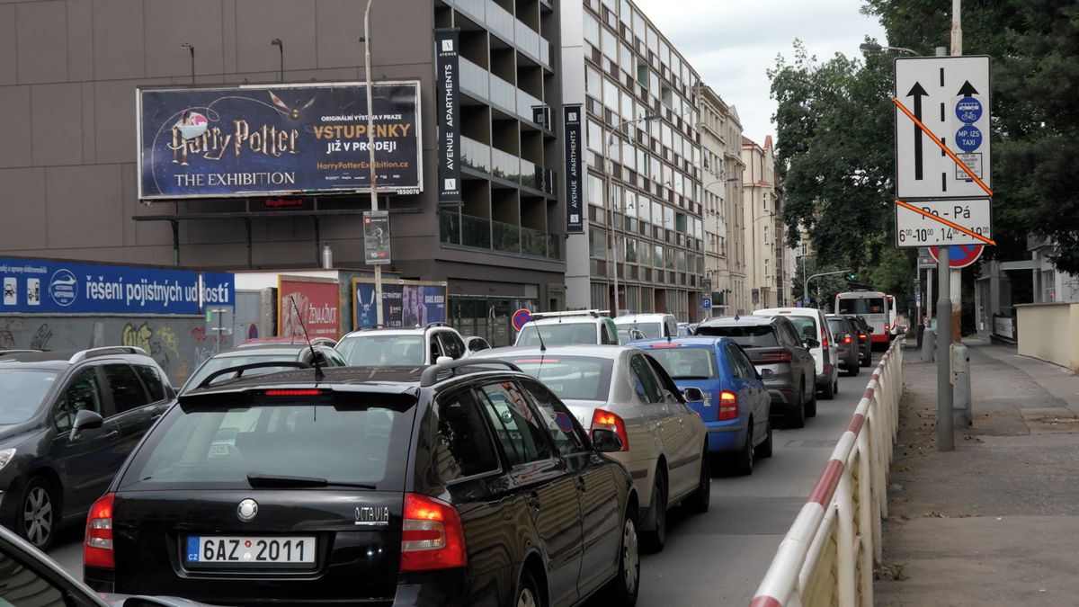 Kvůli zavřené tepně Plzeňské se tvoří zácpy, ve špičce jsou chodci někdy rychlejší než auta