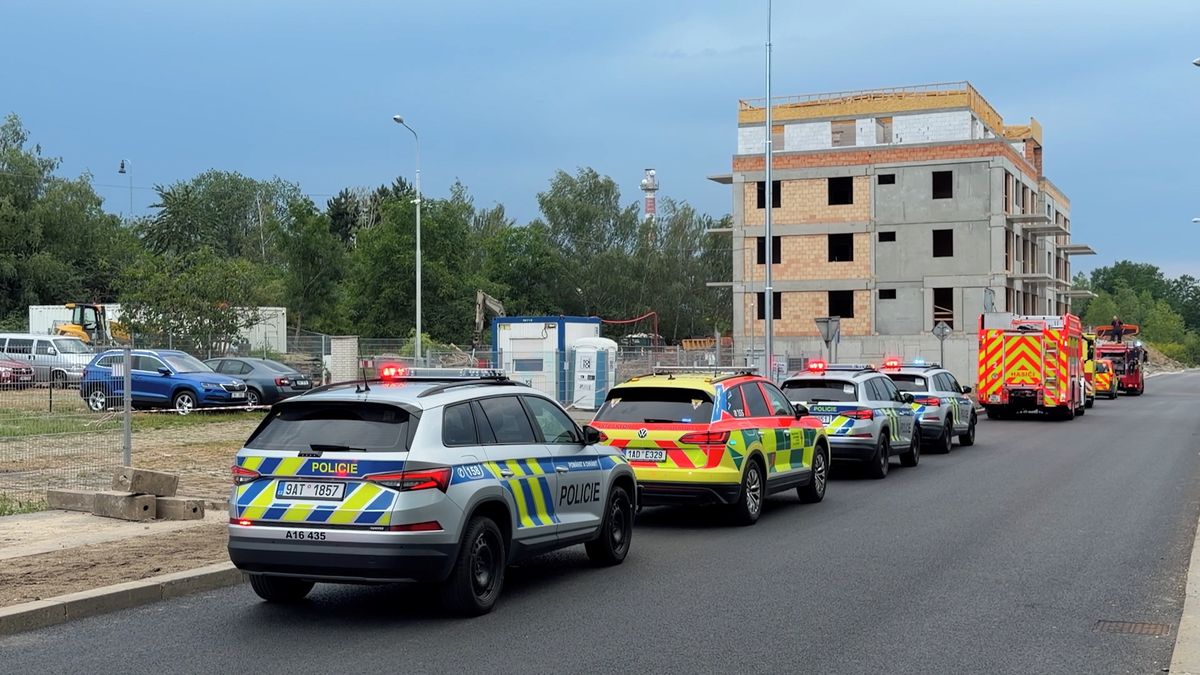 Žena na stavbě v Praze spadla do výtahové šachty