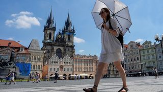 Víkendové supertropy utne studená fronta