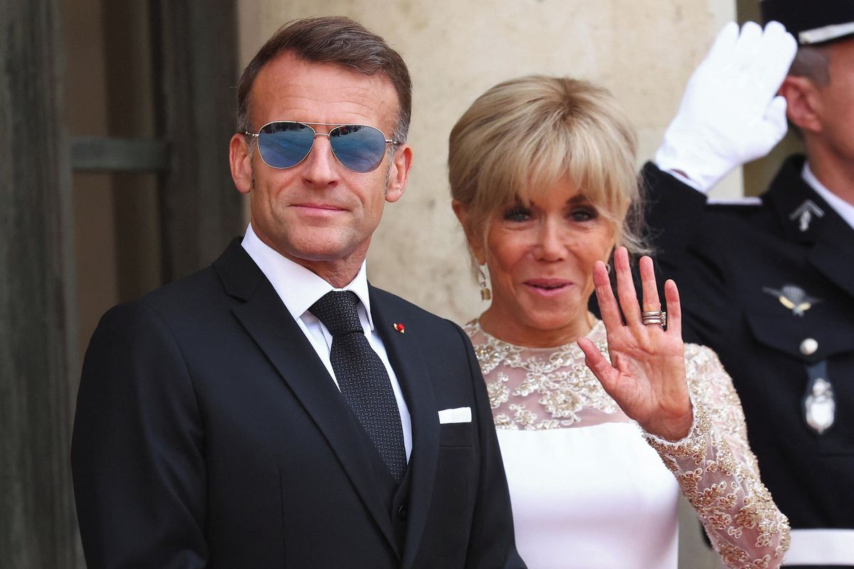 Macron se znovu objevil ve slavných slunečních brýlích