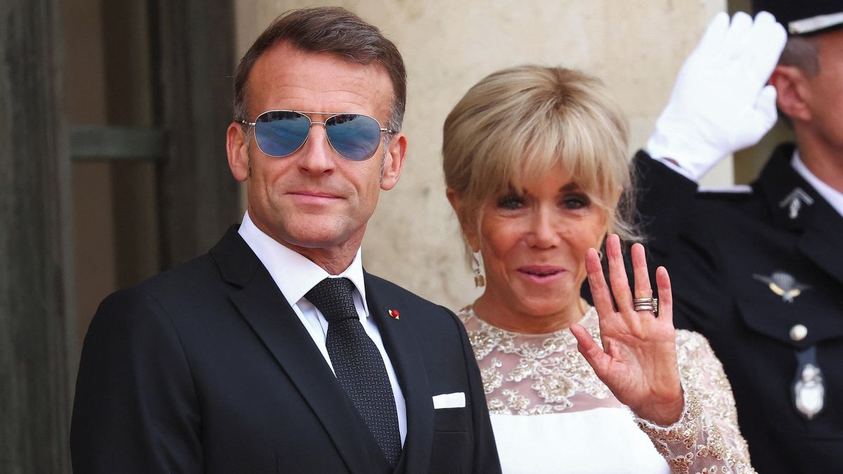 Macron se znovu objevil ve slavných slunečních brýlích