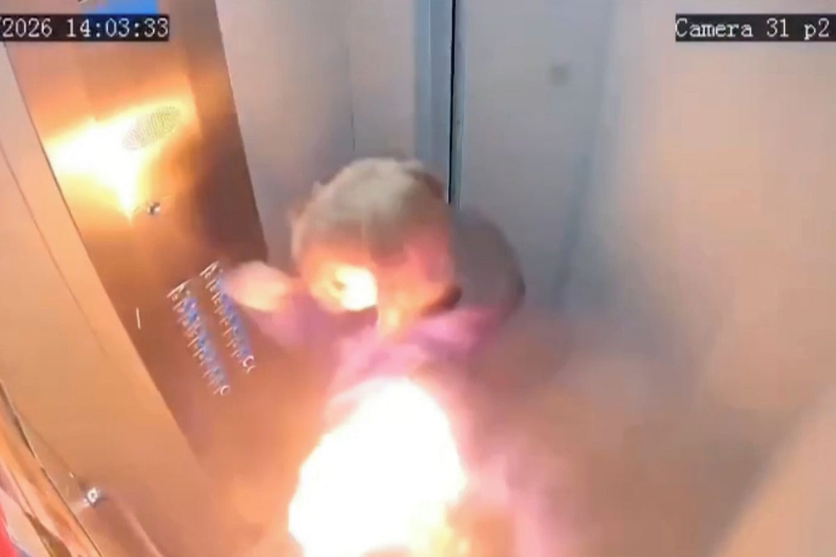 Drama ve výtahu 17patrového domu v Rusku. Ženě se v kabelce vznítila powerbanka