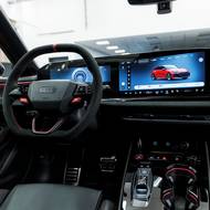 Kabina nabízí známé prostředí stávajících modelů Audi, ovšem se speciálními tlačítky na volantu, speciálními jízdními režimy a sportovními sedadly.