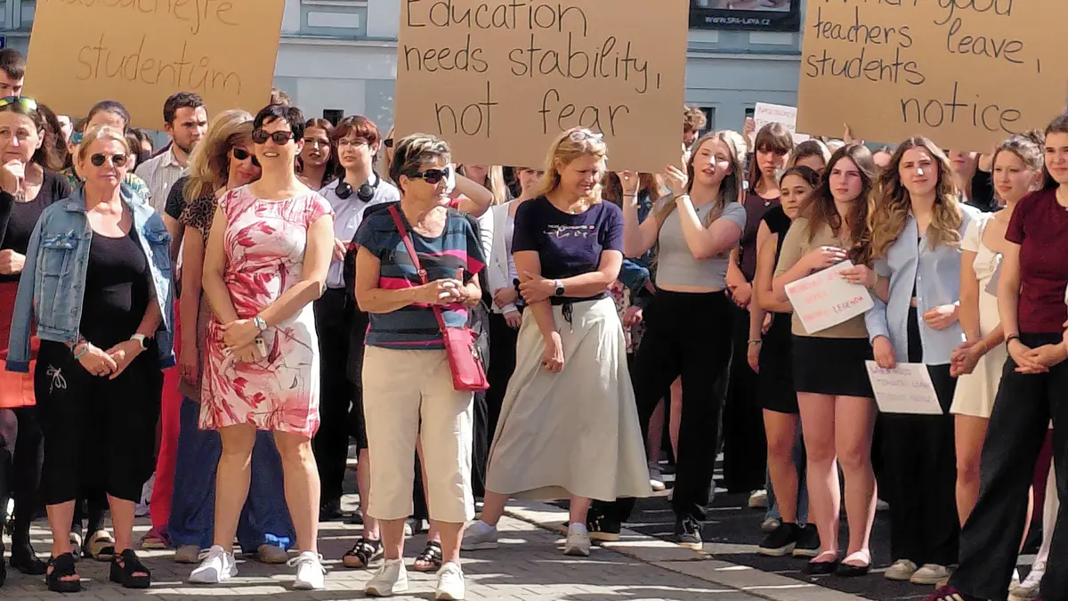 Studenti gymnázia v Jablonci vyzvali ředitelku k odstoupení. Situace ve škole je vyostřená měsíce