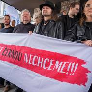 Demonstrace spolku Veřejnoprávně proti rušení koncesionářských poplatků před budovou české televize.