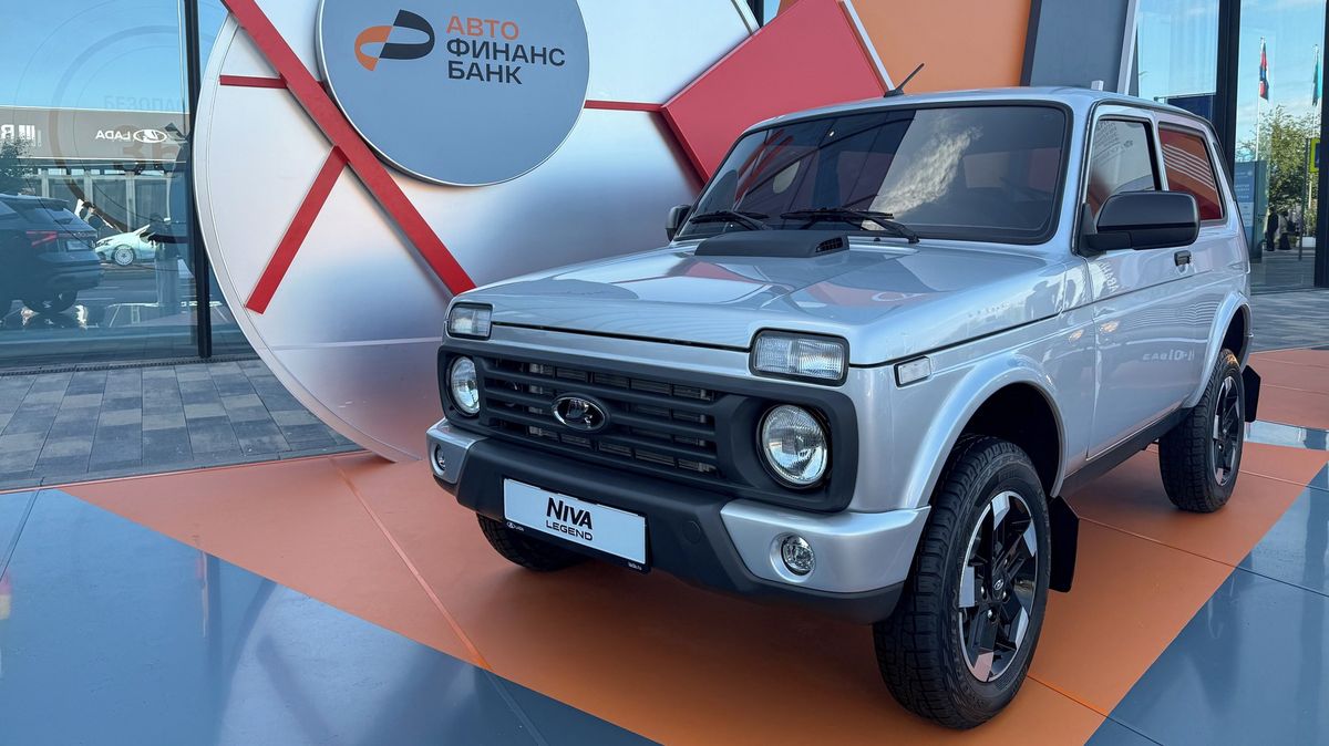 Téměř padesátiletá Lada Niva dostala další modernizaci, nabízí airbag i nový motor