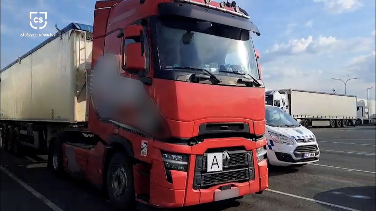 Desítky tun nelegálního odpadu. Plzeňští celníci odhalili další polské kamiony