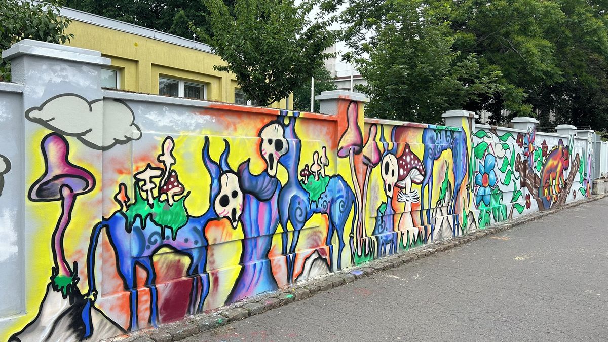 Školáci z Prahy 10 a umělec Ondřej Straka zkrášlili zanedbávanou zeď u vršovického nádraží