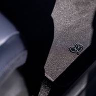 Stylizovaný králík na rohoži v Mini Cooper S Convertible Paul Smith Edition.