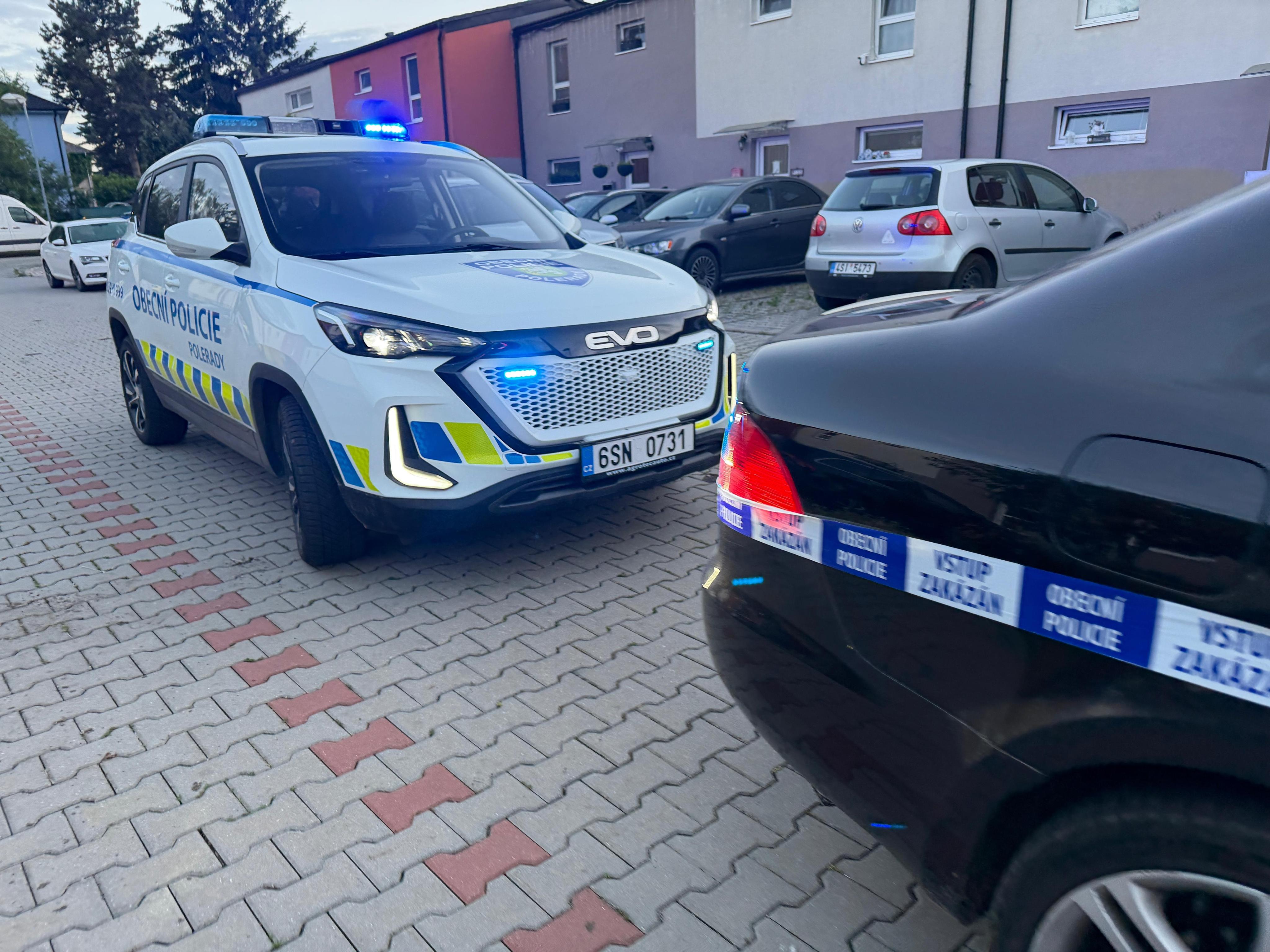 Taxikář za Prahou měl konflikt se zákazníky. Jeden je postřelený