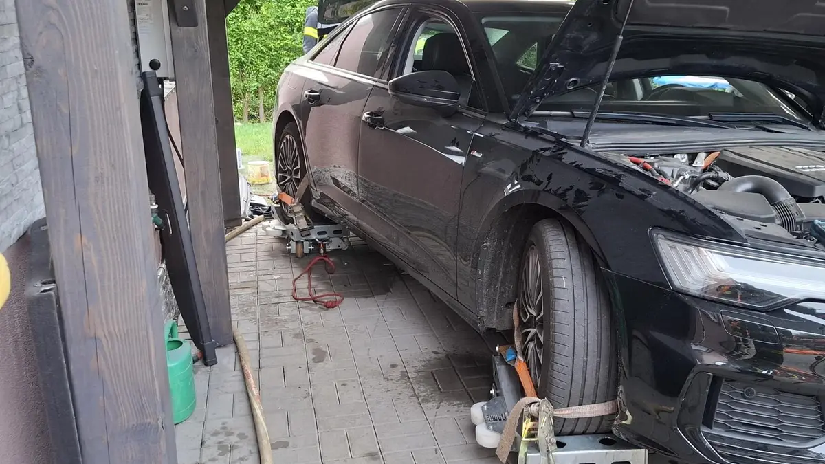 Z baterie hybridu Audi šel toxický dým. Hasiči v J