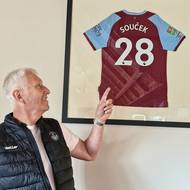 V hospodě na havlíčkobrodském fotbalovém stadionu visí i klubový dres Tomáše Součka. Jeho West Ham letos sestoupil z Premier League.