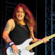 Baskytarista Steve Harris je mistr svého řemesla.