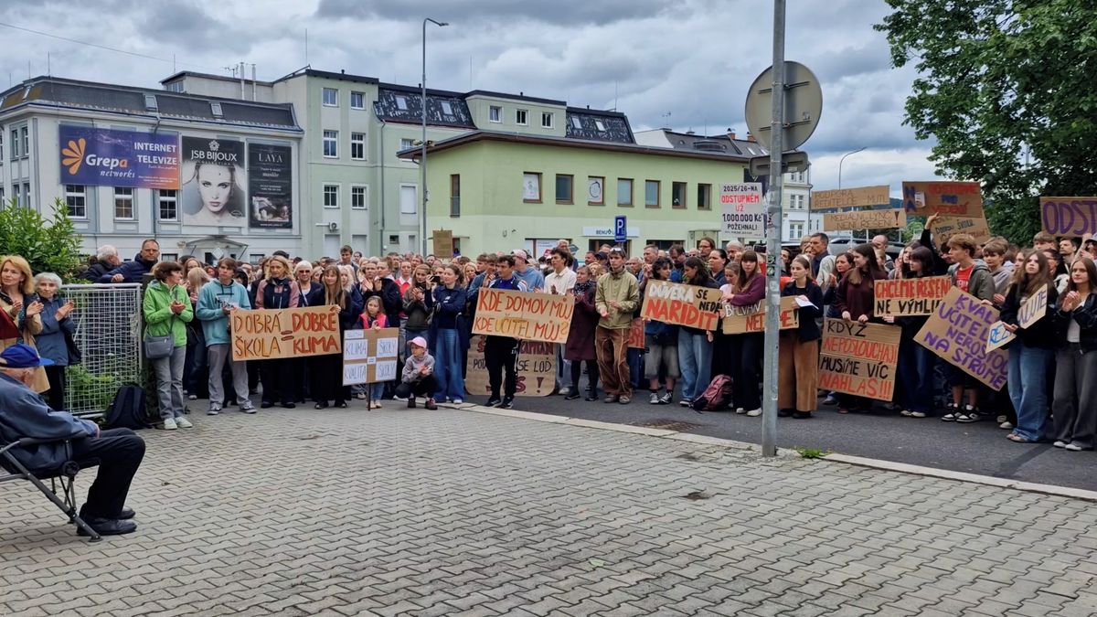 Lidé demonstrovali před gymnáziem v Jablonci. Hejtman slíbil konkrétní kroky do týdne