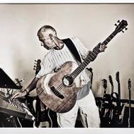 Adam Clayton z U2, fotografie nazvaná Zamyšlení (2010).