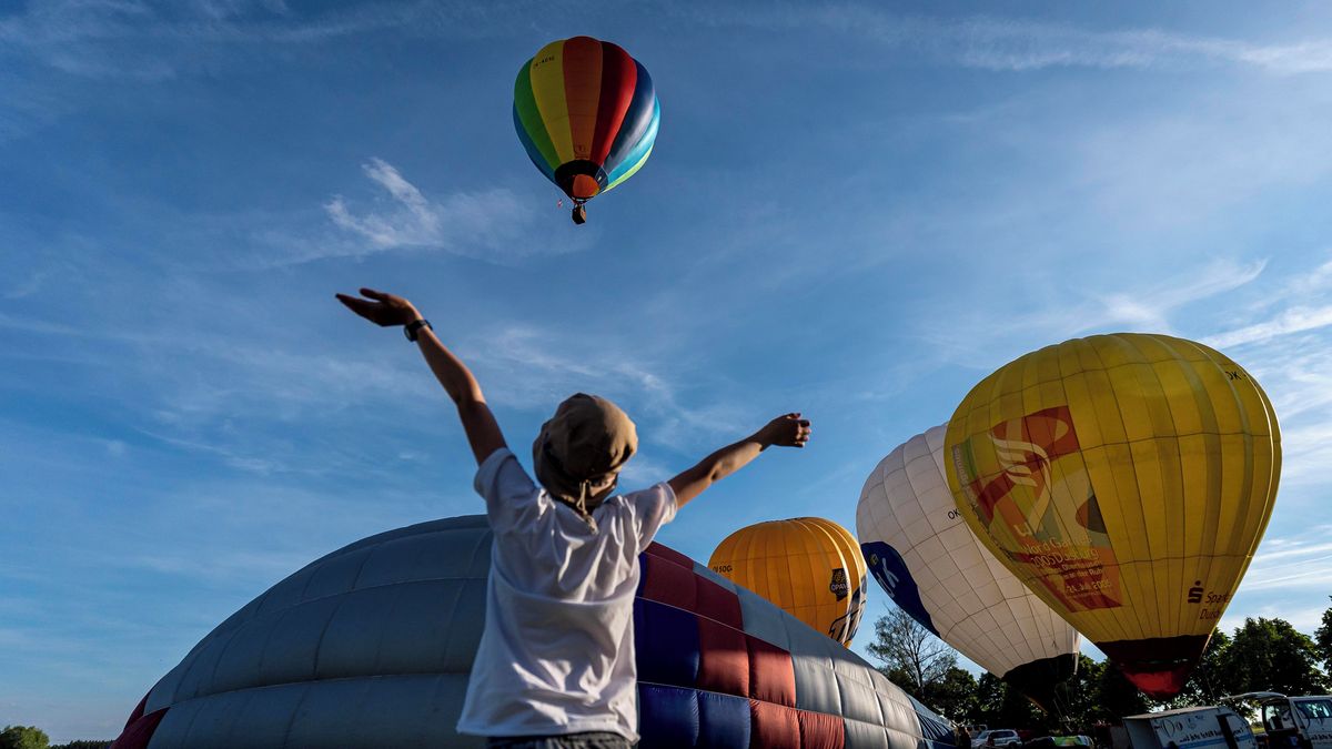 FOTO: Nad Máchovým krajem se hemží obrovské balony