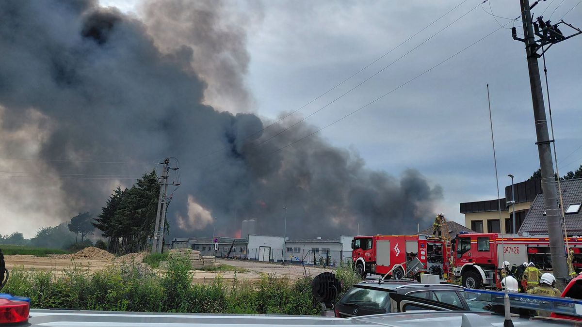 Zavřete okna a nevycházejte. Polští hasiči bojují s požárem továrny na aerosoly