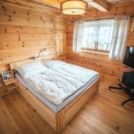 Hned vedle koupelny je ložnice o velikosti 13,15 m². Výhled z okna směřuje přímo do zahrady.