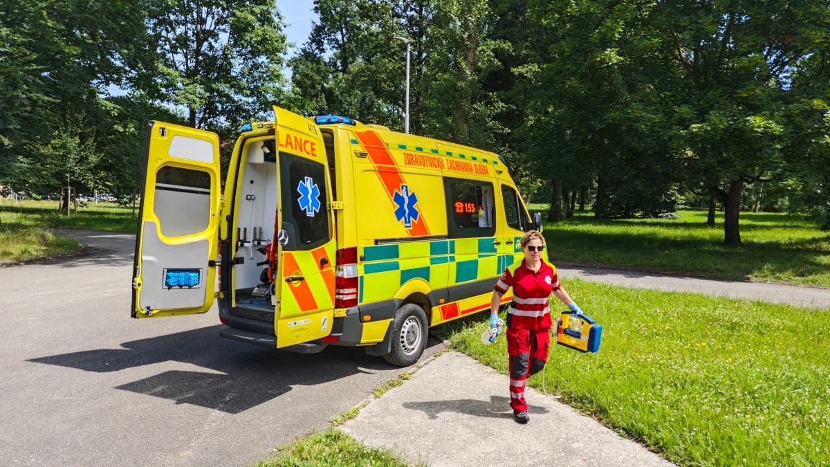 Lidé kolabují z horka. Moravskoslezští záchranáři vyjížděli ke stovce případů