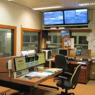 Ve velíně vysílače ej technologie ze 70. let spolu s modernějšími bezpečnostními systémy. 