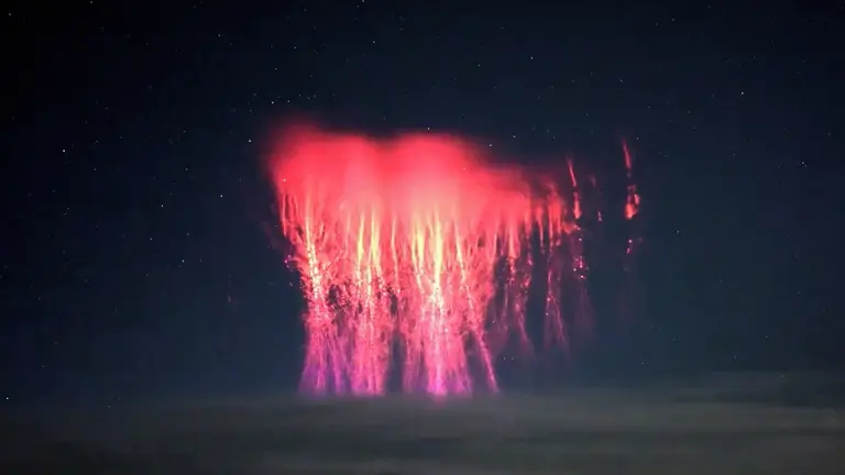 Astrofotograf nad Tibetem zachytil mimořádně rozsáhlé rudé s