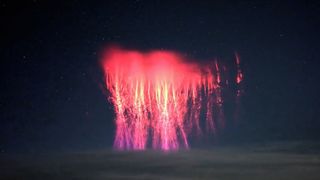 Astrofotograf nad Tibetem zachytil mimořádně rozsáhlé rudé skřítky