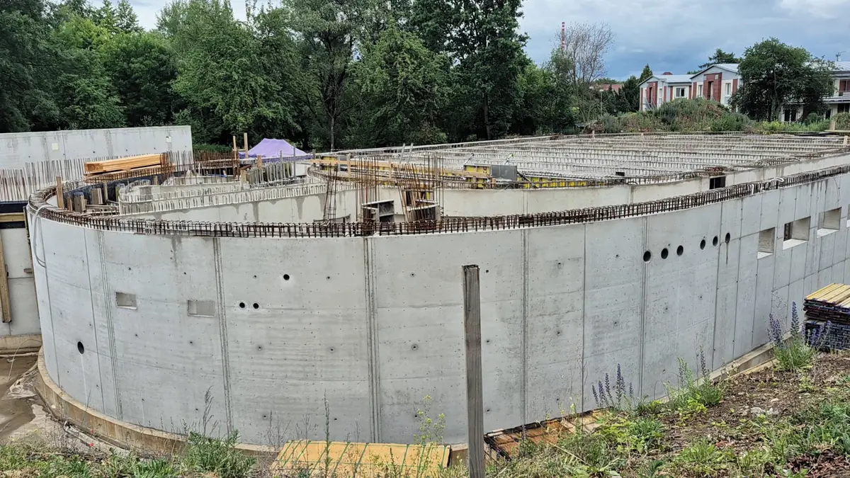 V Neratovicích se staví moderní kostel s lezeckou stěnou a prvky vytištěnými z betonu