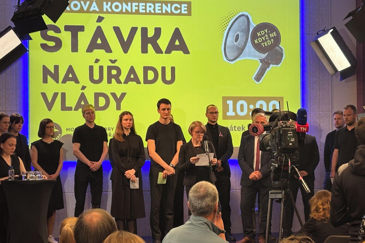 Zaměstnanci z úřadu vlády zůstanou po stávce ve stávkové pohotovosti