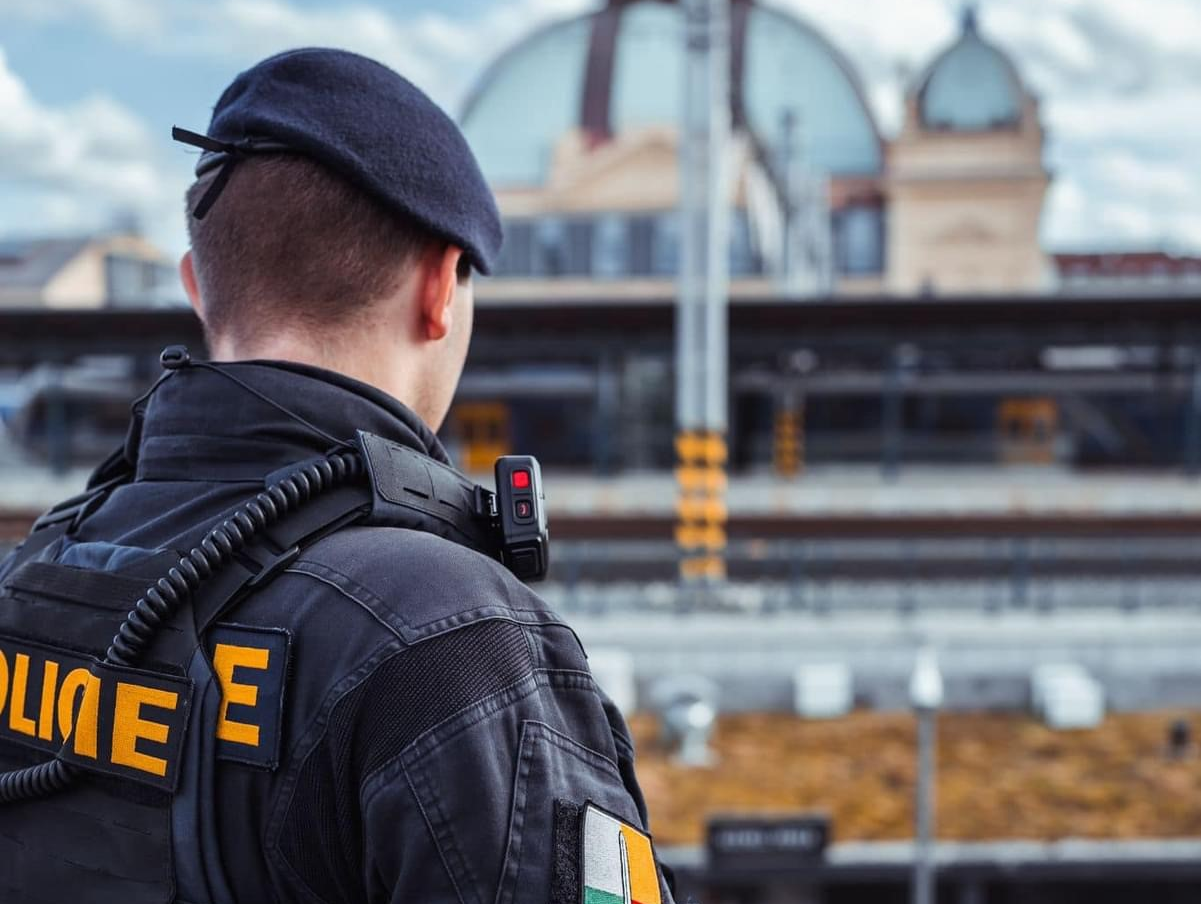 Policie vypátrala agresora z vlaku. Dívku v kupé držel pod krkem a osahával ji 