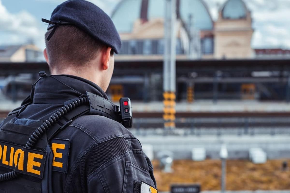 Policie vypátrala agresora z vlaku. Dívku v kupé držel pod krkem a osahával ji 